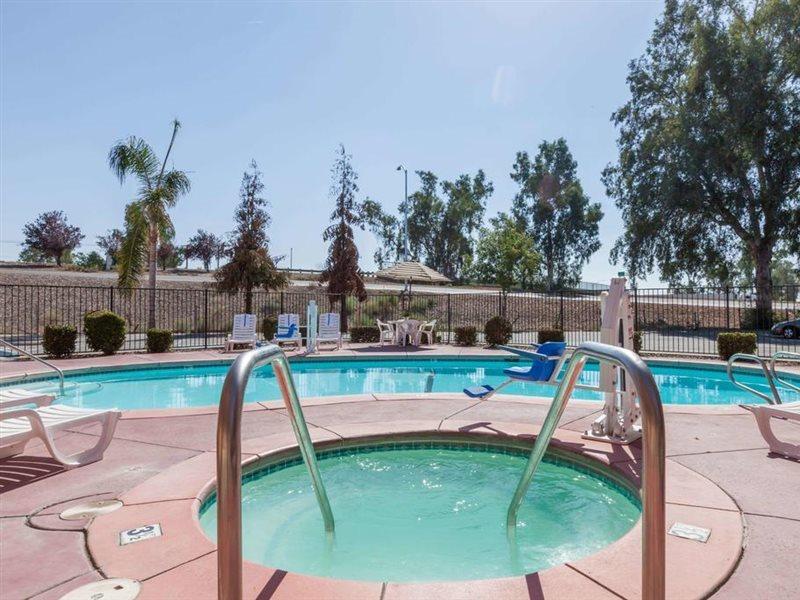 Howard Johnson By Wyndham Bakersfield Eksteriør billede