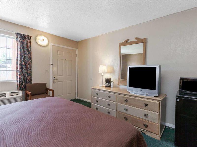 Howard Johnson By Wyndham Bakersfield Eksteriør billede