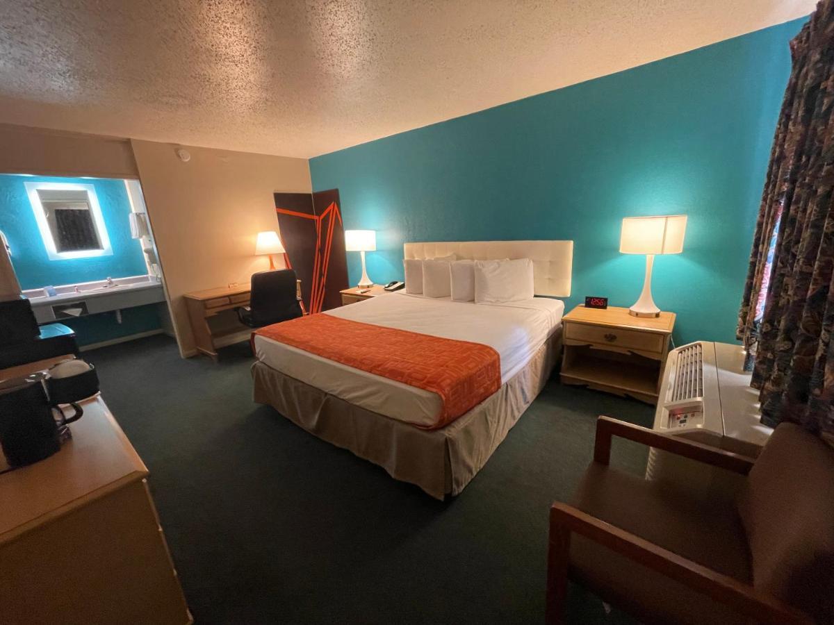 Howard Johnson By Wyndham Bakersfield Eksteriør billede