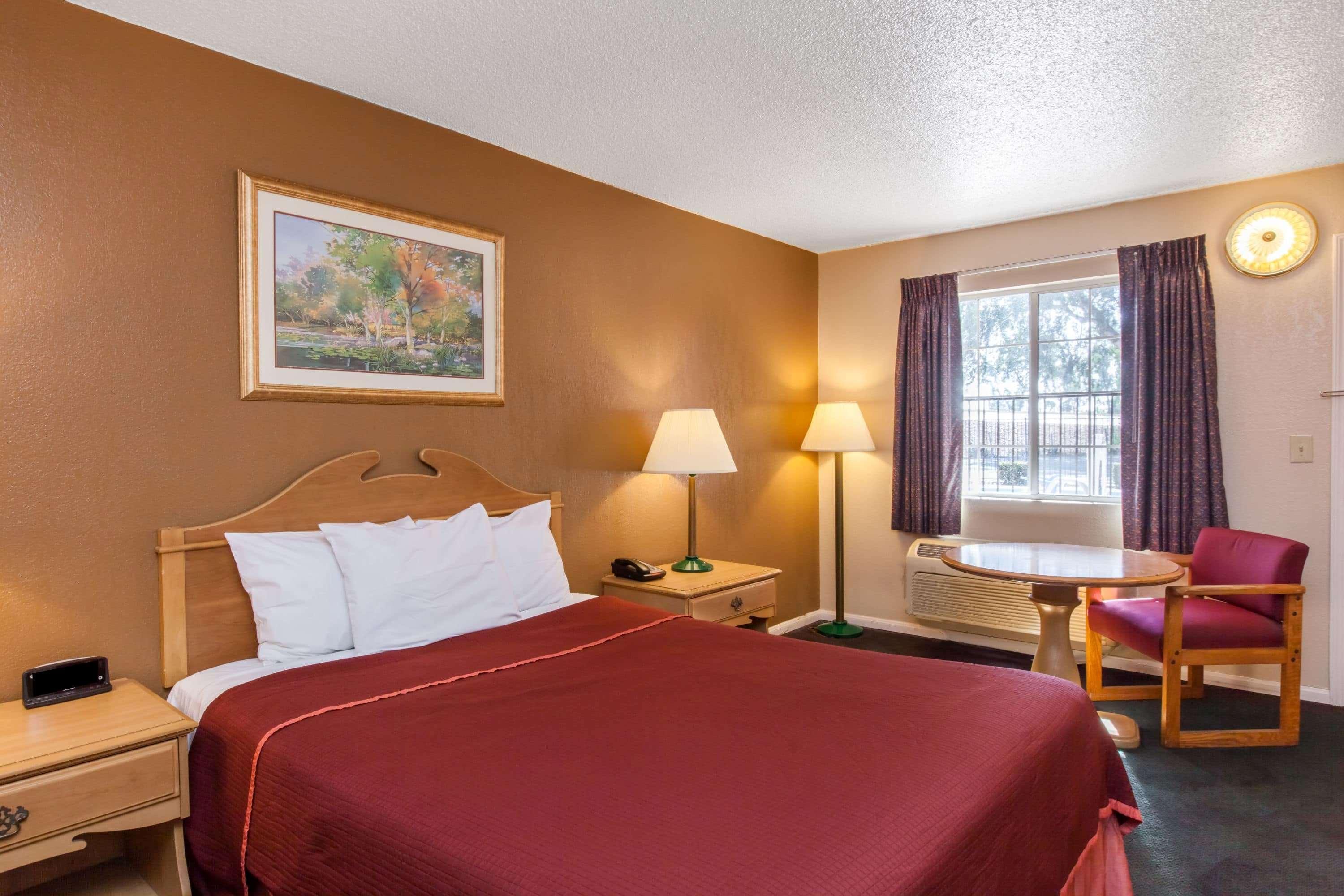 Howard Johnson By Wyndham Bakersfield Eksteriør billede