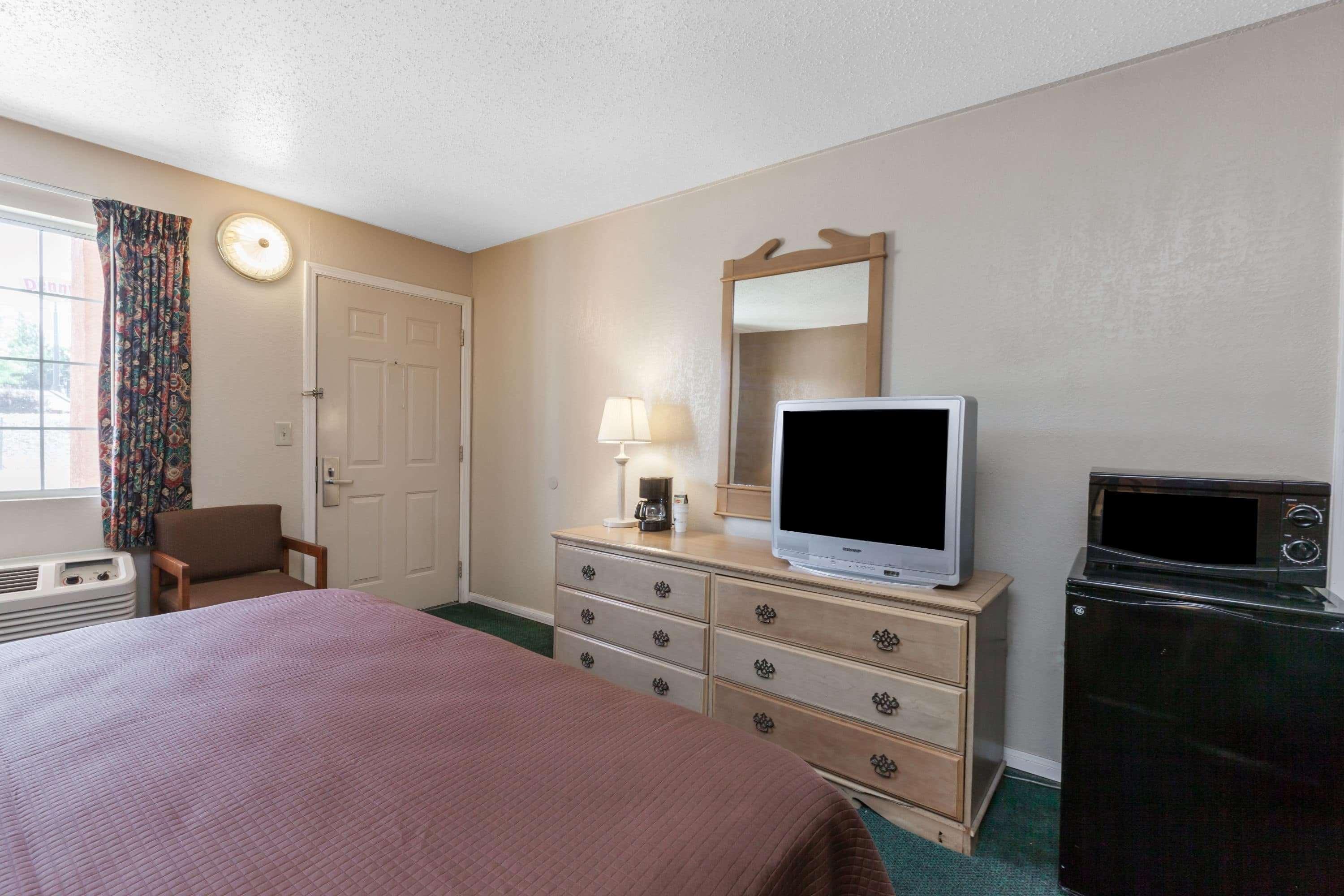 Howard Johnson By Wyndham Bakersfield Eksteriør billede