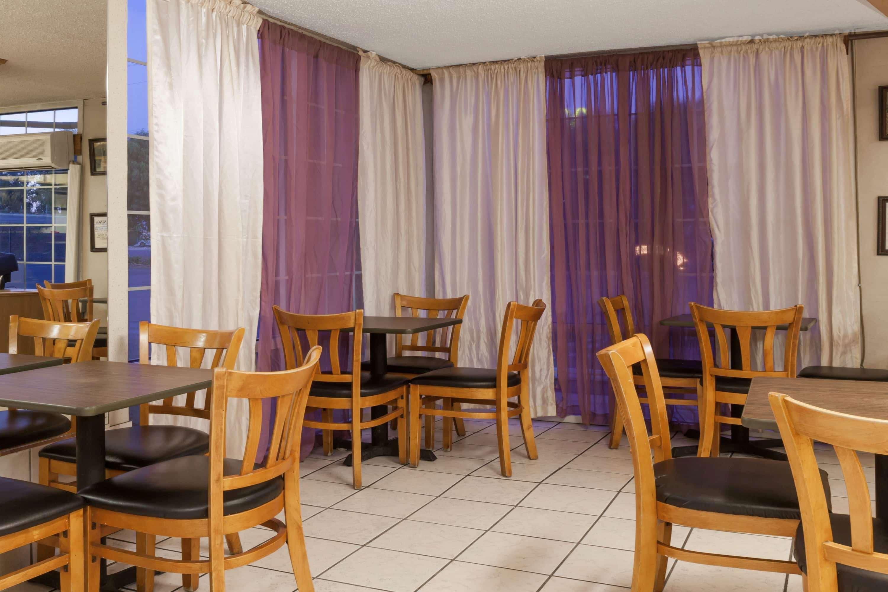 Howard Johnson By Wyndham Bakersfield Eksteriør billede